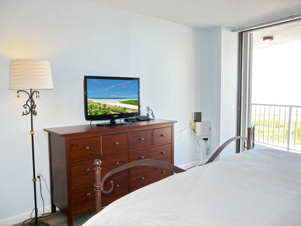 コンドミニアム キングベッド 1 台 (Breezy beachfront condo with unmatche) | テレビ
