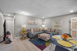 Condo, 1 Queen Bed (Peaceful condo with pool and steps to) | Dining