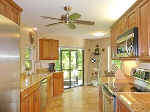 House, Multiple Beds (601 Lewis Court) | Private kitchen