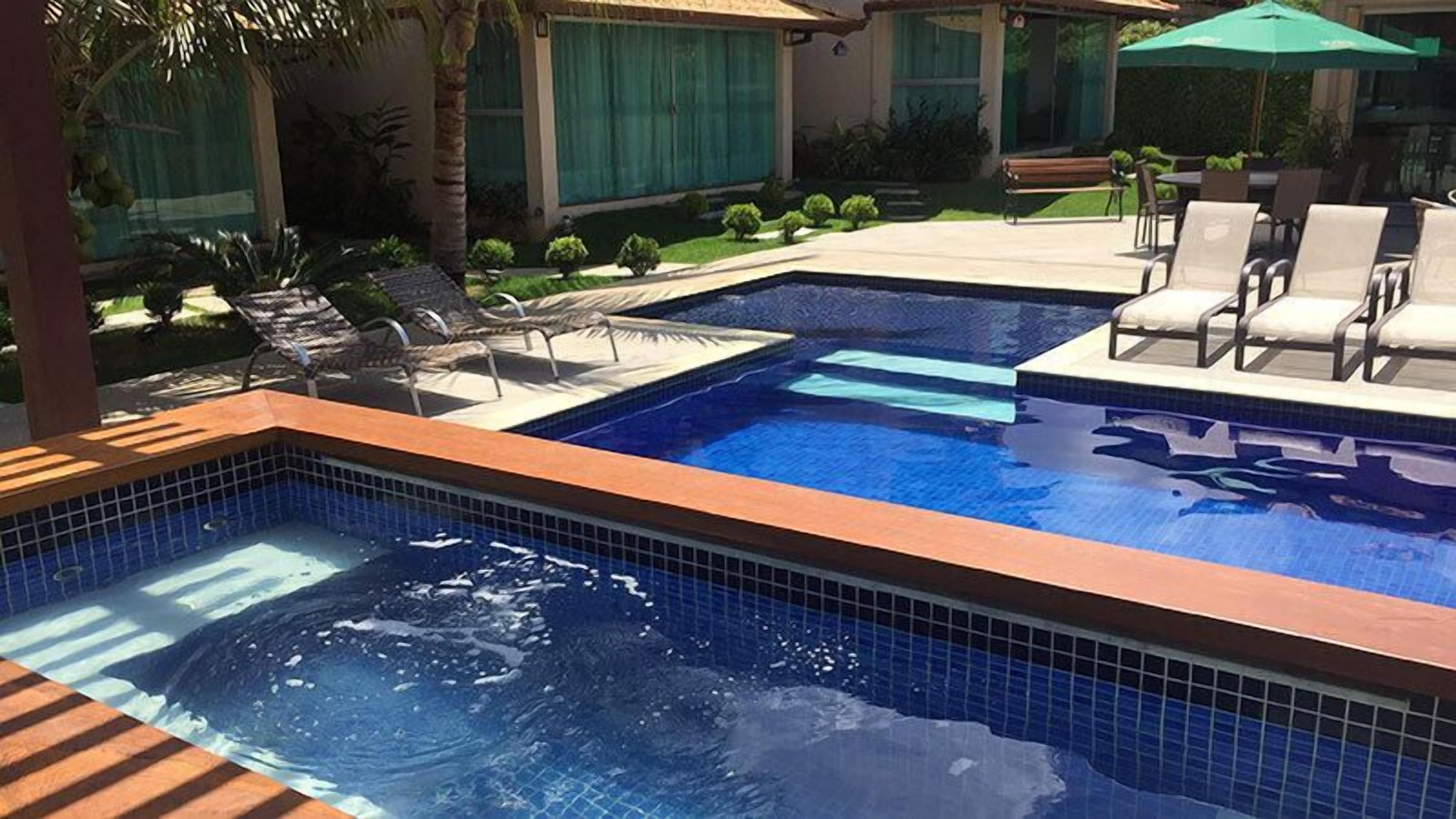 Una piscina al aire libre, tumbonas