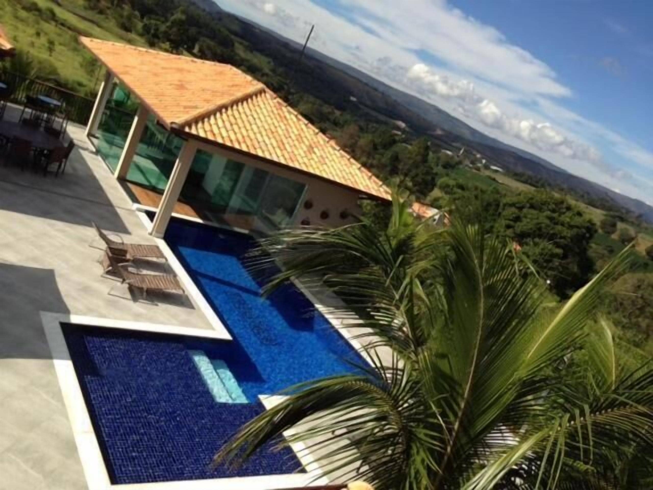 Piscina externa, espreguiçadeiras