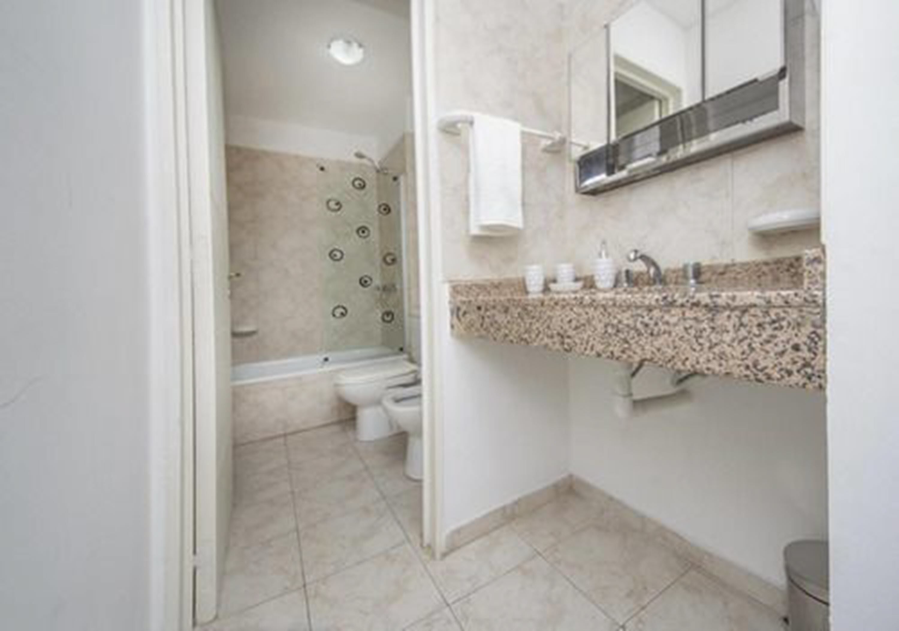 Căn hộ Tiêu chuẩn | Phòng tắm | Vòi sen/bồn tắm kết hợp, máy sấy tóc, khăn tắm 