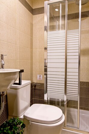 Appartement | Salle de bain | Douche, articles de toilette gratuits, sèche-cheveux