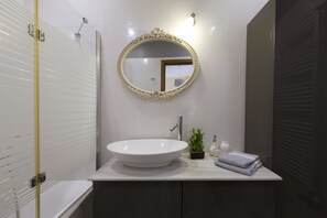 Lejlighed | Badeværelse | Bruser, gratis toiletartikler, hårtørrer, håndklæder