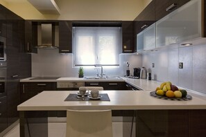 Apartamento | Cozinha privada | Geladeira, micro-ondas, lava-louças, torradeira