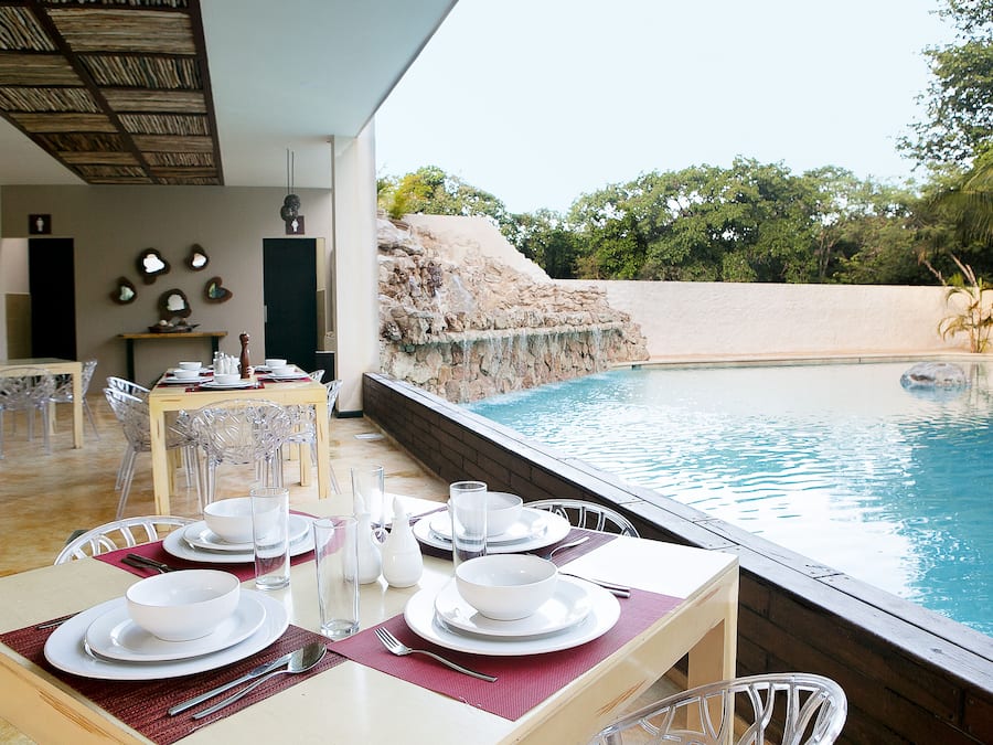 Una piscina al aire libre