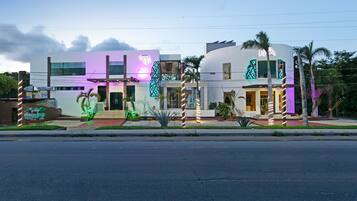 Bagian depan properti - sore/malam