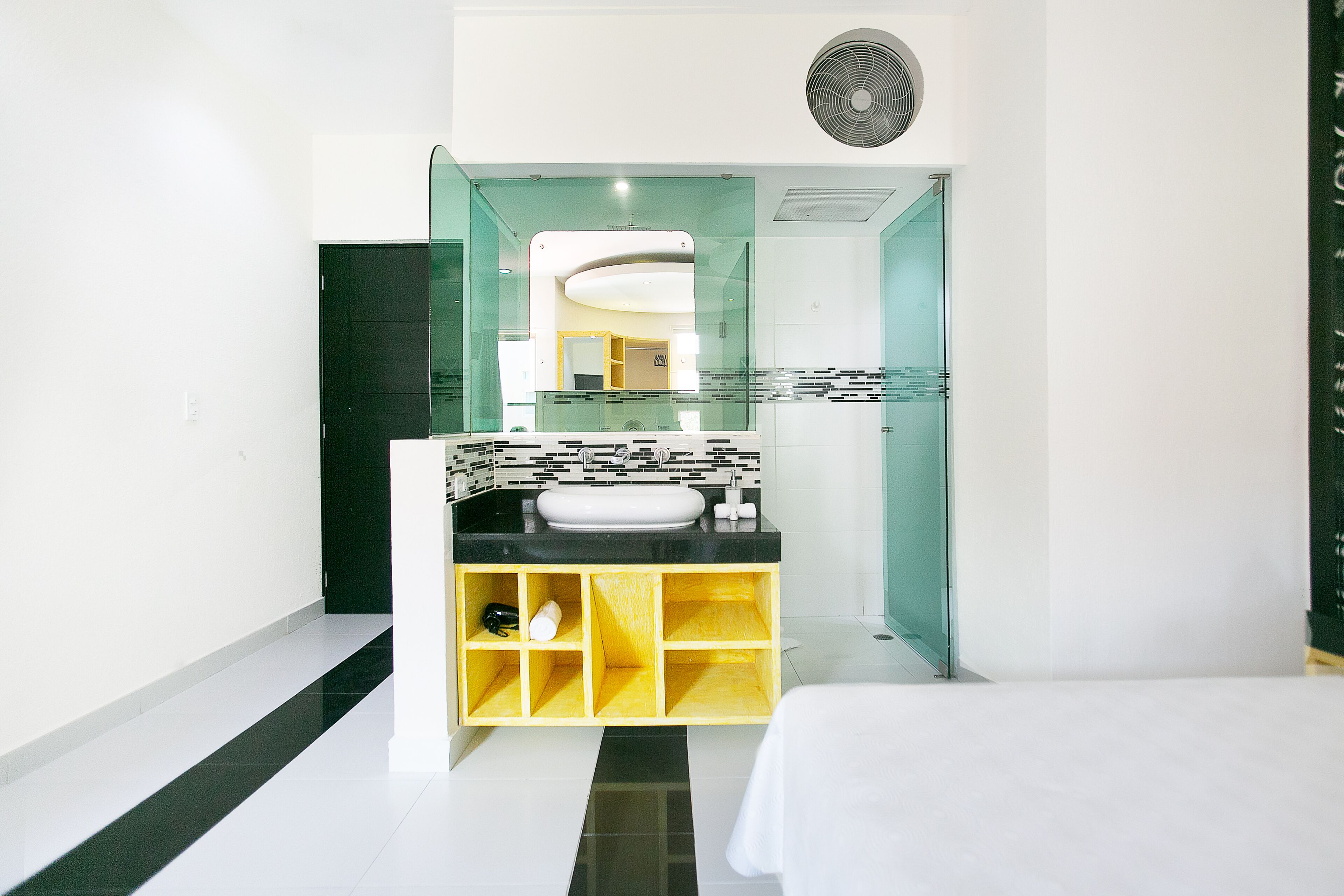 suite | bathroom | shower, free toiletries, hair dryer, towels