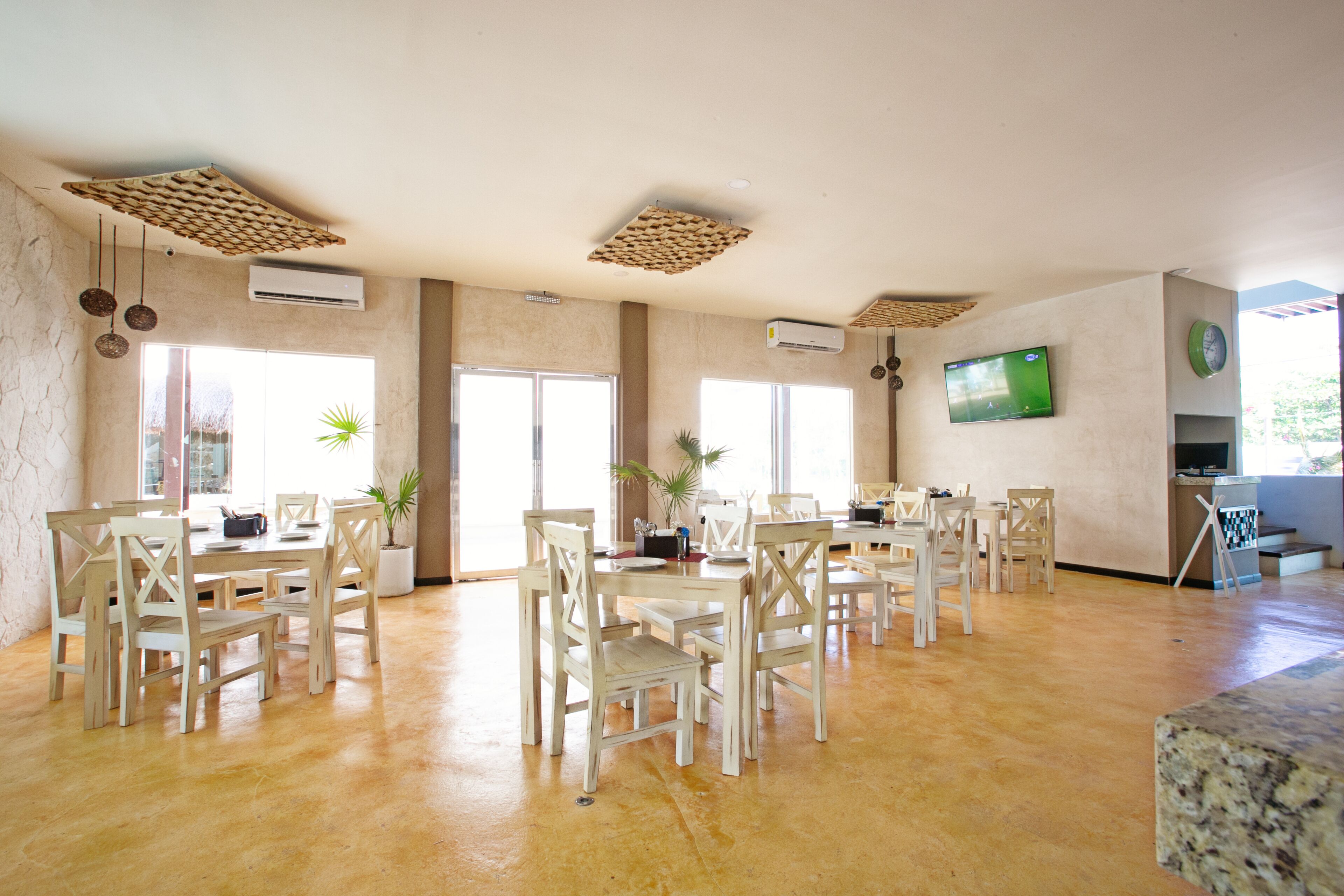 breakfast, lunch and dinner served