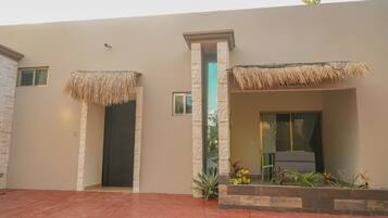 Premium bedding, in-room safe, iron/ironing board, free WiFi