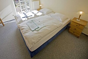 2 bedrooms, desk, WiFi, bed sheets