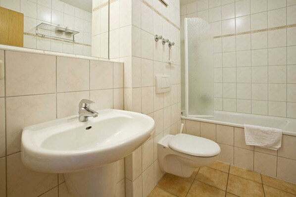 A bathroom with a sink, toilet, and bathtub. - House Martha - Ruthers - House Martha (Ahrenshoop)
