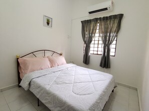 3 slaapkamers, een strijkplank/strijkijzer, wifi, beddengoed