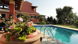 Outdoor pool, pool umbrellas, pool loungers - Villa Thea (Corfu)