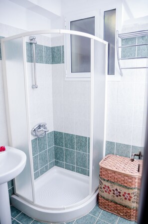 Villa, 3 chambres, piscine privée | Salle de bain | Baignoire et douche séparées, articles de toilette (gratuits)