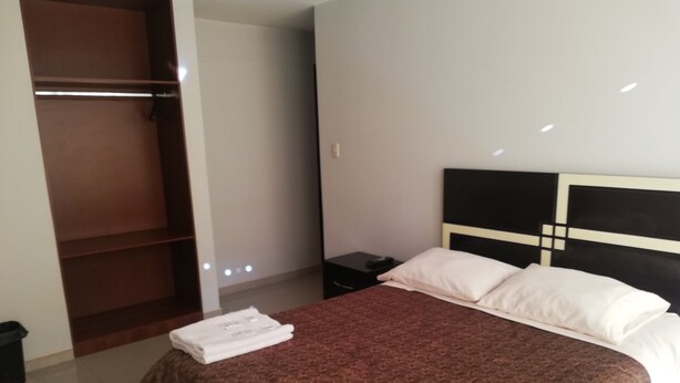 Habitación clásica, 1 cama de matrimonio grande | 2 dormitorios, caja fuerte, sistema de insonorización y wifi gratis
