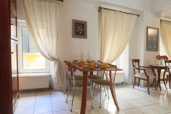 Maison, 3 chambres | Restauration dans la chambre