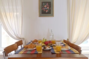 House, 3 Bedrooms | In-room dining - Central Square House (Corfu)