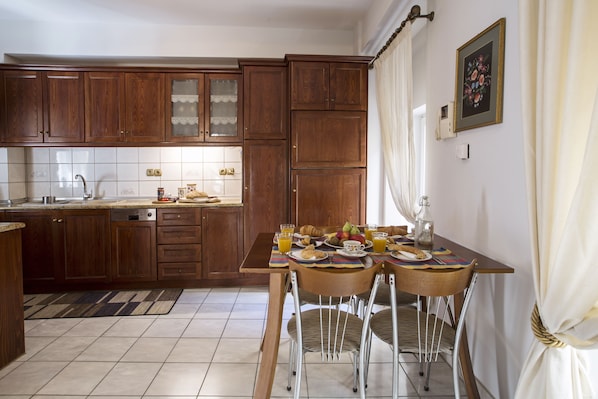 House, 3 Bedrooms | Private kitchen | Fridge, microwave, oven, stovetop