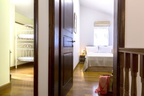 3 عدّة غرف نوم وبديكورات فريدة لكل غرفة وطراز فريد لكل وحدة وستائر تعتيم