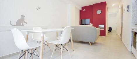 Standardlejlighed | Opholdsområde | 32-tommers LED-tv med kabelkanaler, tv