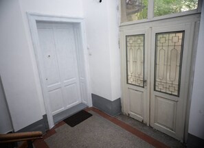Property entrance - Srecko Apartment (Belgrade)
