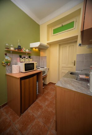 Departamento urbano | Cocina privada | Refrigerador, microondas, horno y parrilla de estufa 