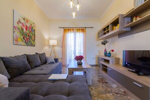 Apartment | Living room | Flat-screen TV