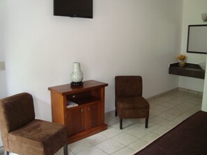 H6 ESTANDAR KING | Edredones de plumas, tabla de planchar con plancha, camas supletorias