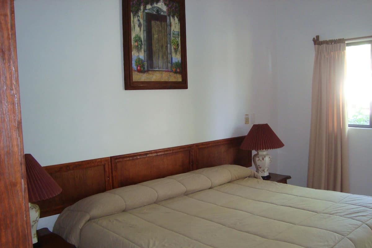 H6 ESTANDAR KING | Down comforters, iron/ironing board (on request)