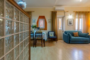 Appartement, 2 chambres | Aire de séjour | Téléviseur à écran plat