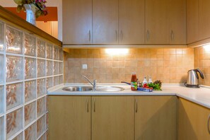 Apartment, 2 Schlafzimmer | Eigene Küche | Großer Kühlschrank, Ofen, Herdplatte, Kochgeschirr/Geschirr/Besteck