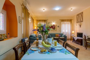 Apartment, 2 Bedrooms | In-room dining