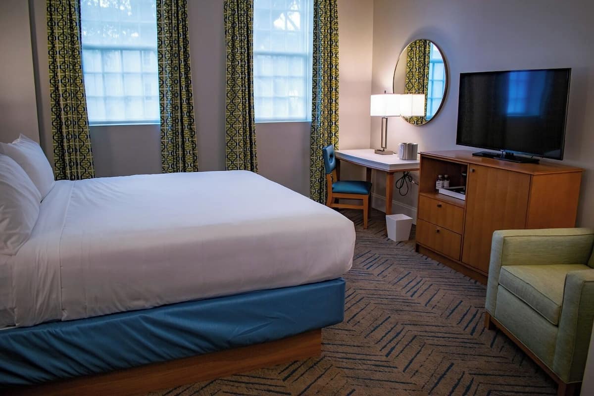 deluxe king oasis | in-room safe, individually decorated, individually furnished, desk