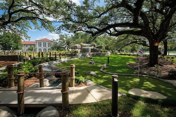 Mini-golf at Centennial Plaza Resort Gulfport