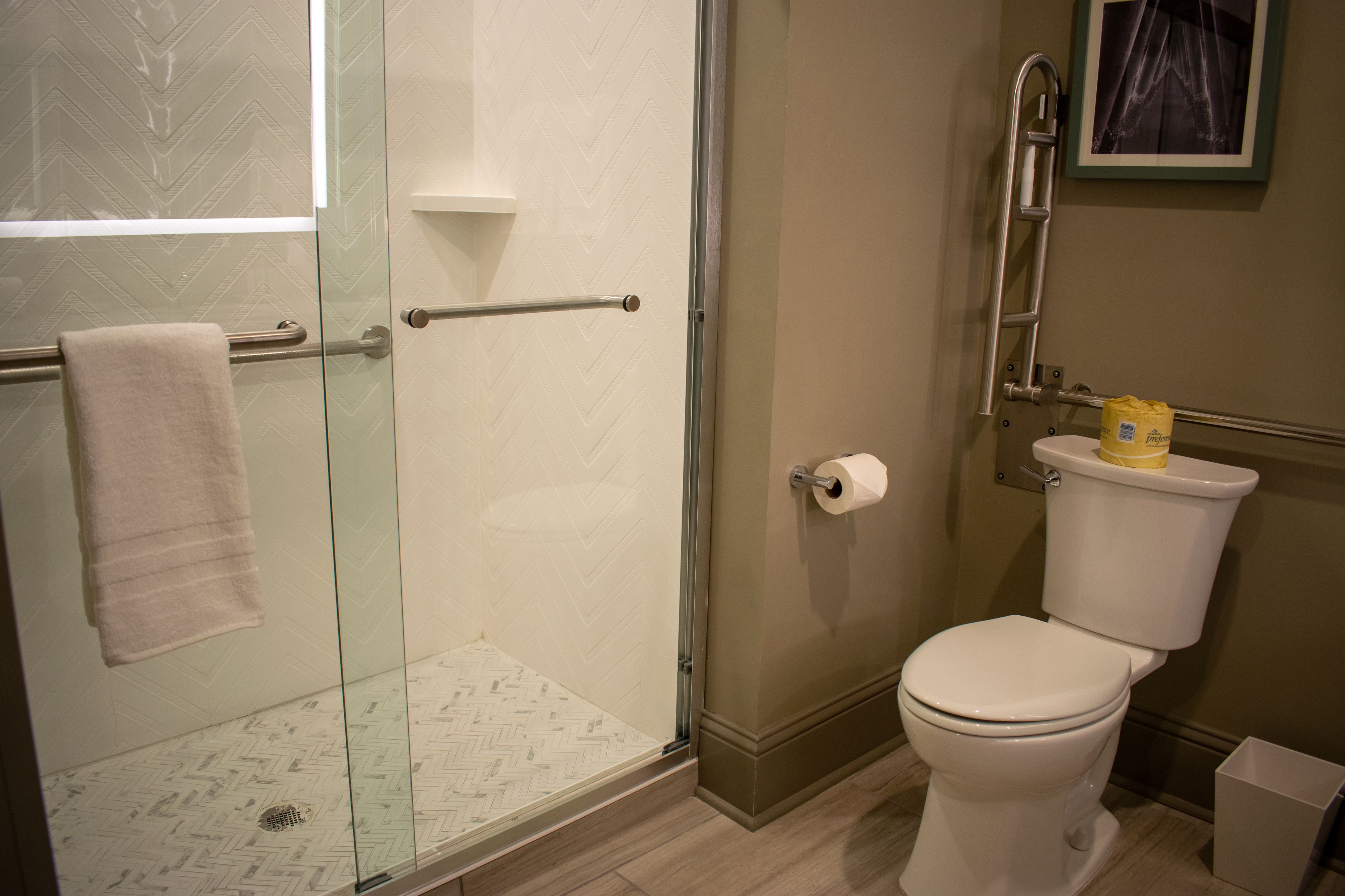 combined shower/bathtub, towels