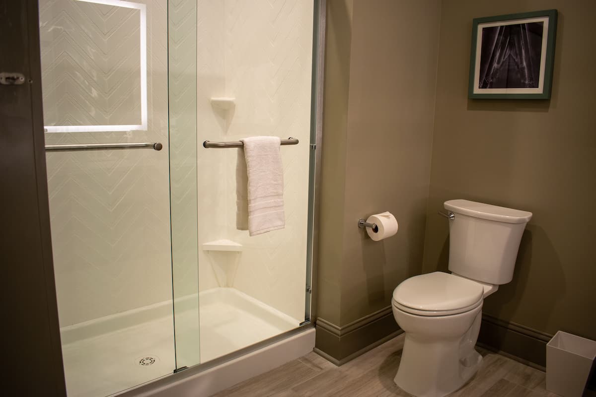 combined shower/bathtub, towels