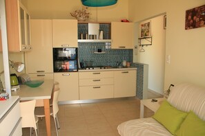 Appartement, 1 chambre | Cuisine privée | Réfrigérateur, four, plaque de cuisson, cafetière/bouilloire