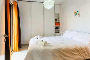 Tabla de planchar con plancha, wifi gratis y ropa de cama