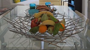 تناول الطعام داخل الغرفة