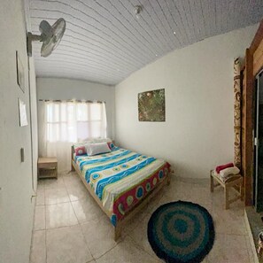 Decoración personalizada y espacio para trabajar con laptop
