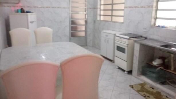 House | Private kitchen | Full-sized fridge, oven, stovetop, cookware/dishes/utensils - Casa da Nega La Casa Blanca (São Paulo)