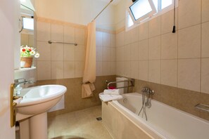 Appartement, 2 chambres | Salle de bain