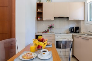 Apartment, 1 Schlafzimmer | Eigene Küche | Großer Kühlschrank, Ofen, Herdplatte, Kochgeschirr/Geschirr/Besteck