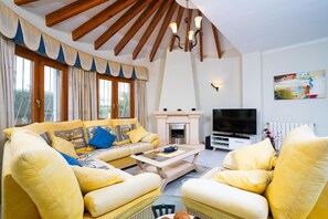 Een televisie, een open haard, een dvd-speler en een tafeltennistafel