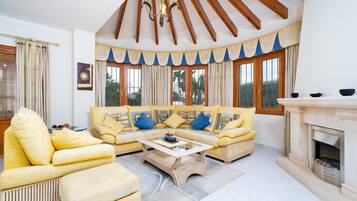 Televisión, chimenea, reproductor de DVD, mesa de ping pong