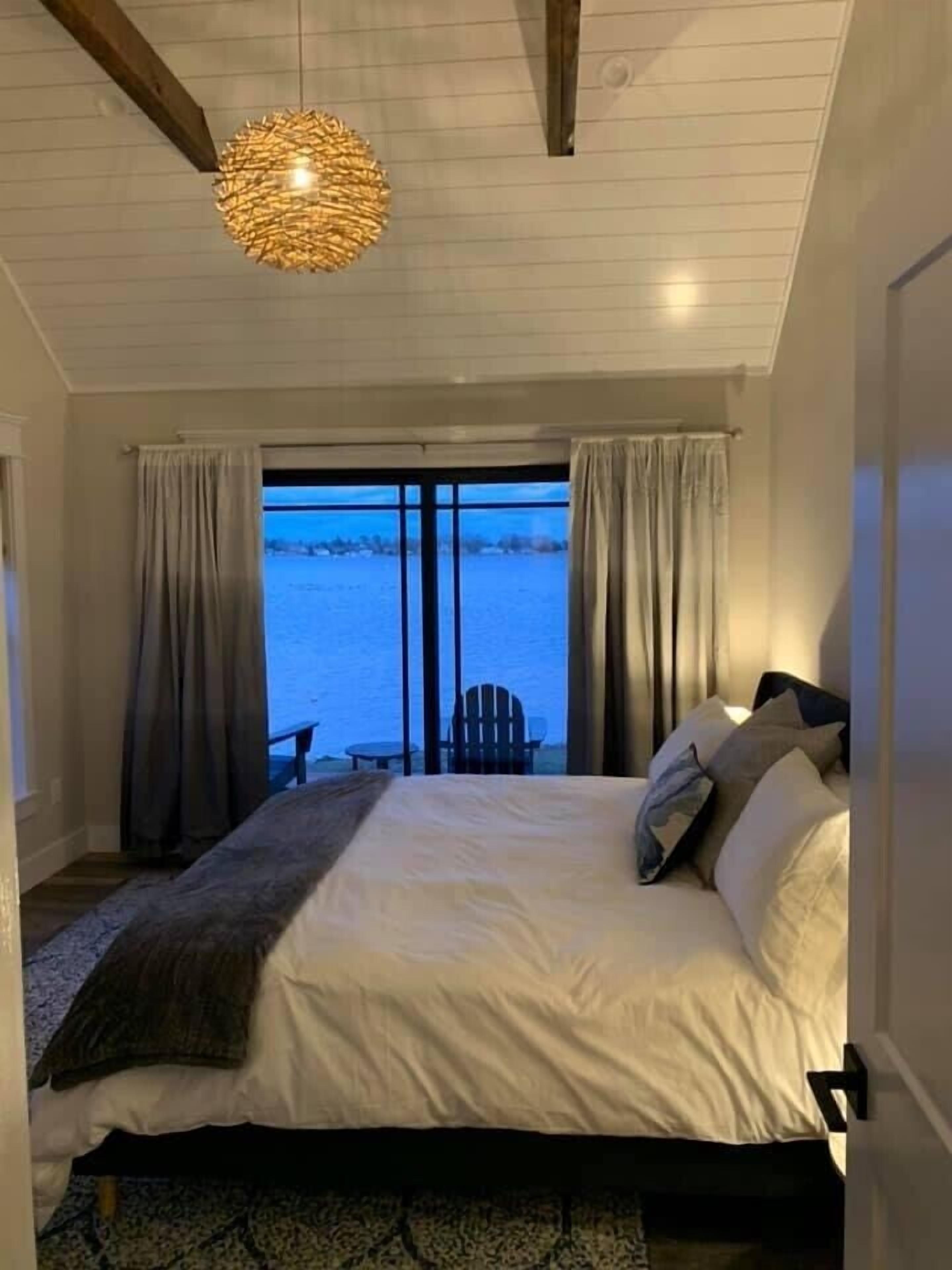 Donzen dekbedden, een minibar, individueel gedecoreerd