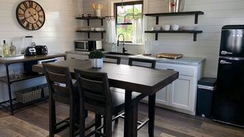 Casa superior, varias camas, para no fumadores (The Bluffs, First Floor) | Cocineta privada | Microondas, cafetera de espresso y cafetera y tetera