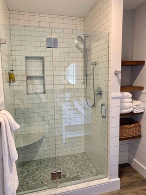 Superior Cottage, 1 Queen Bed with Sofa bed, Non Smoking (Block Island) | Bathroom | Free toiletries, towels