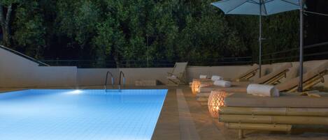 Sesongbasert utendørsbasseng og solsenger